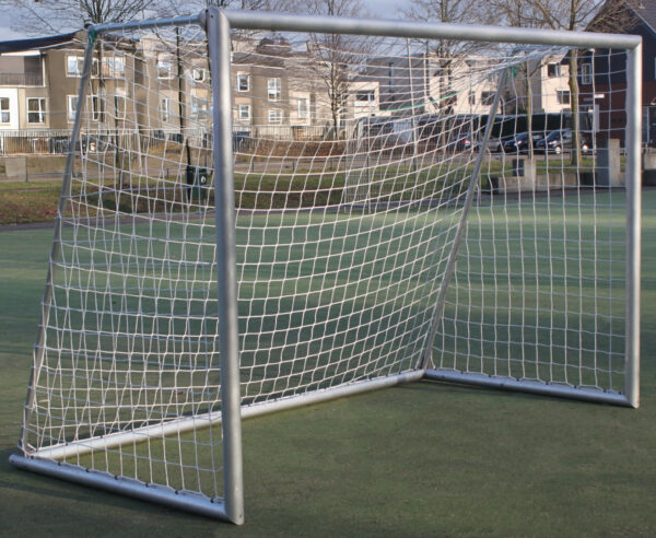 3.00 x 2.00 m grosses Fussballtor aus Aluminium mit einem grünen Tornetz