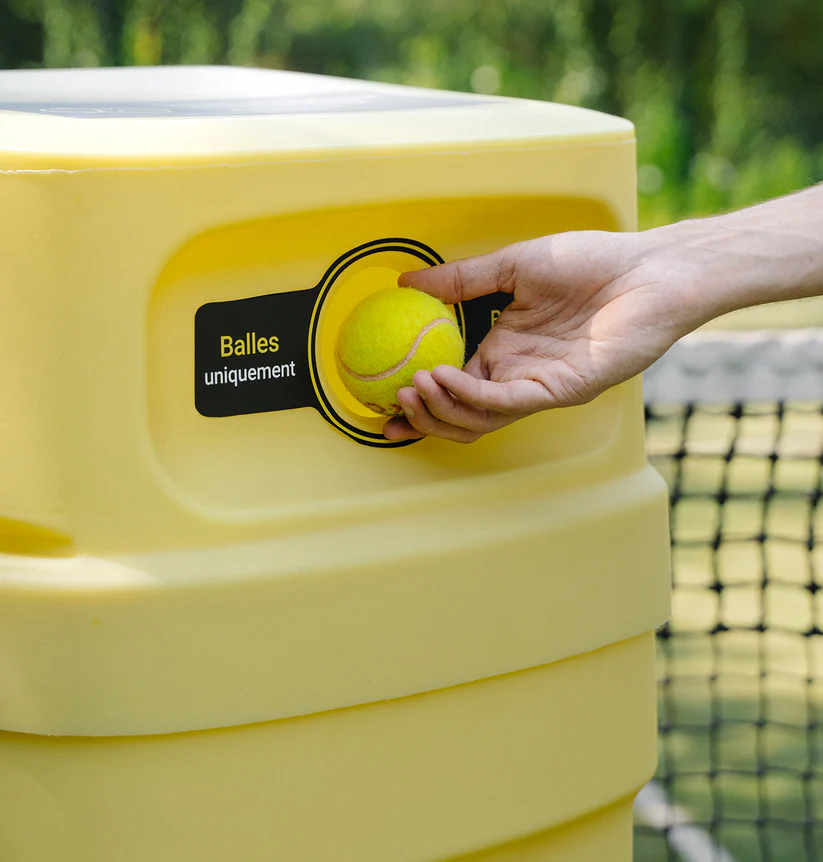 Abfalleimer Bounce für Tennis- und Padelbälle im Einsatz