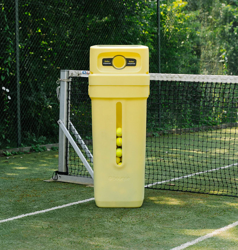 Abfalleimer Bounce für Tennis- und Padelbälle auf dem Tennisplatz