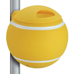 gelber Abfalleimer in Form eines Tennisballs an einem Pfosten montiert.