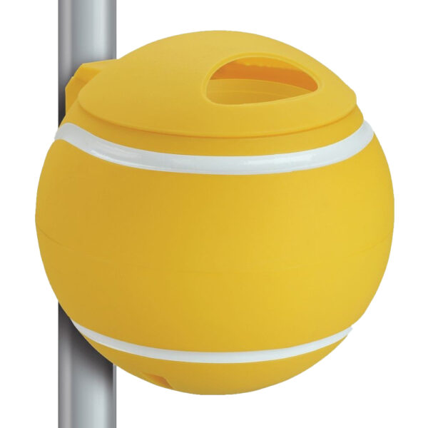 gelber Abfalleimer in Form eines Tennisballs an einem Pfosten montiert.