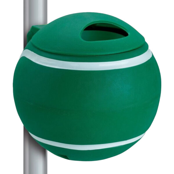 grüner Abfalleimer in Form eines Tennisballs an einem Pfosten montiert.