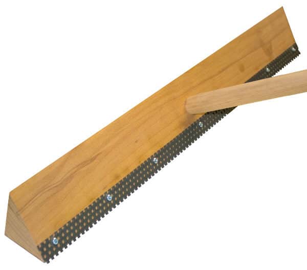Racloir en bois avec une lame dentée et manche en bois