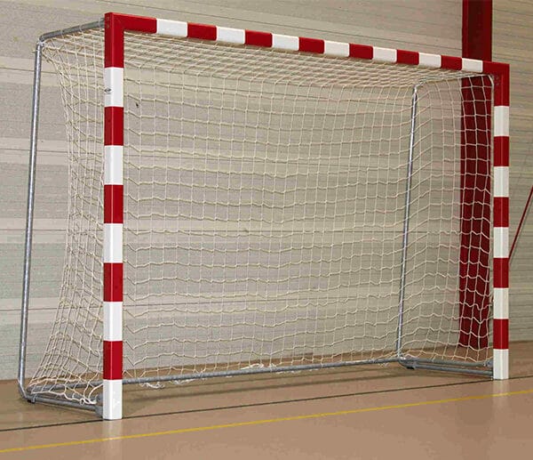 rot-weisses 3 x 2 m grosses Handballtor in Bodenhülsen mit klappbaren Netzbügeln