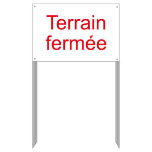 Panneau d'information blanc avec texte rouge "Terrain fermée" avec 2 pointes