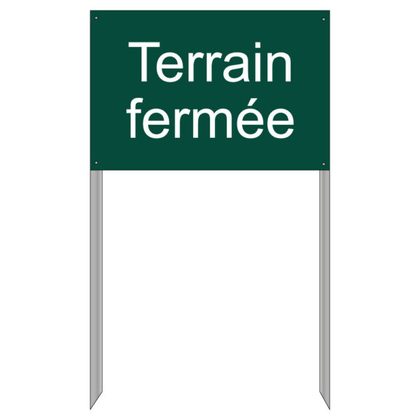 Panneau d'information vert avec texte blanc "Terrain fermée" avec 2 pointes