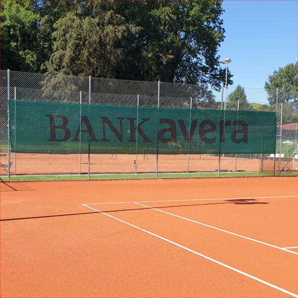 bedruckte Tennisblende (Werbeblende) im Format 2 x 12 m in dunkelgrün